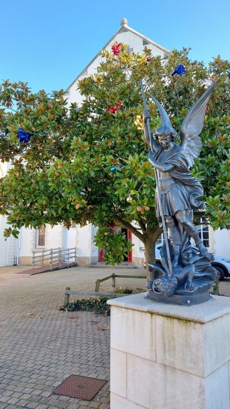 Le Retrait De La Statue De Saint Michel Aux Sables D Olonne Un