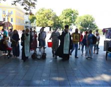 Un prêtre orthodoxe répand de l’eau bénite après une Gay Pride