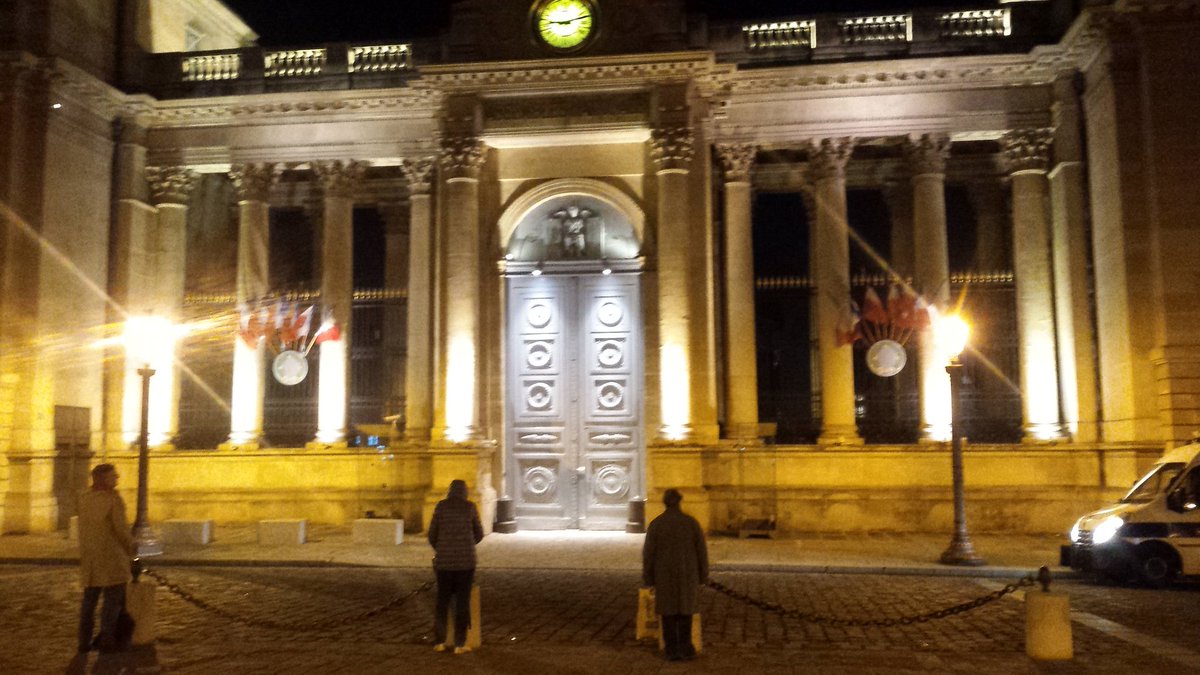 Pma Les Sentinelles Devant Lassemblée Nationale Le Salon Beige 6442