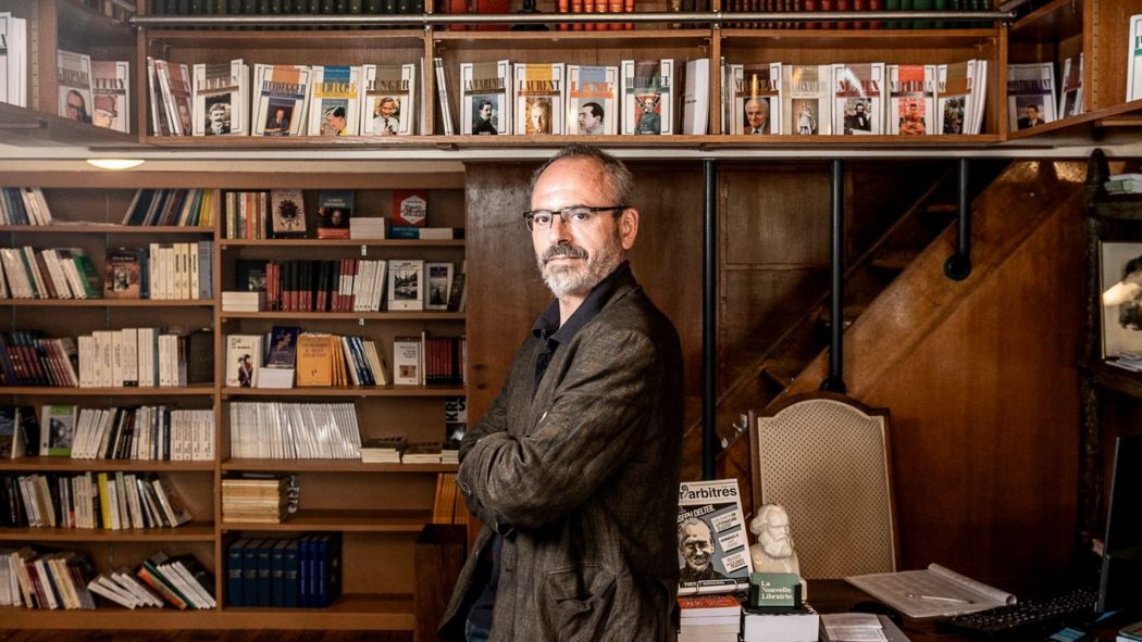 Un journaliste de l’Express appelle à détruire une librairie de droite