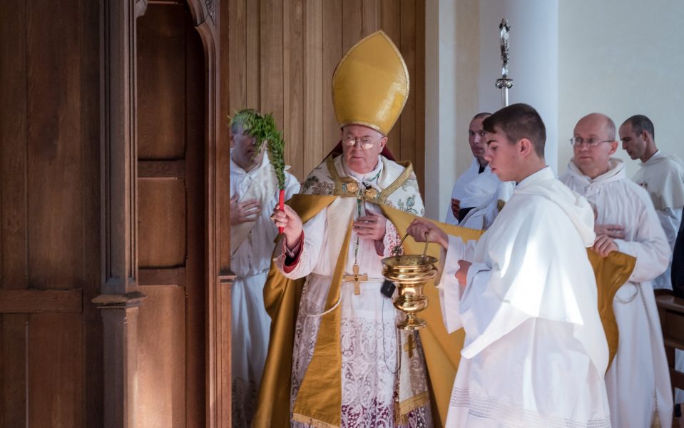 Mgr Pozzo : La crise des vocations est due à la crise de la figure du prêtre, de l’identité sacerdotale