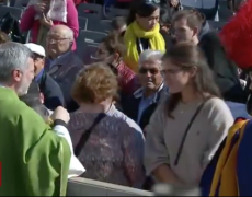 Vatican : la Sainte Communion ne doit en aucun cas être donnée dans les mains