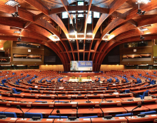 Un rapport de l’Assemblée parlementaire du Conseil de l’Europe pour renverser les normes familiales