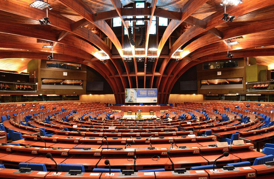 Un rapport de l’Assemblée parlementaire du Conseil de l’Europe pour renverser les normes familiales