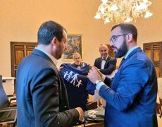 Matteo Salvini prêt à porter le sweat (interdit) de La Manif Pour Tous
