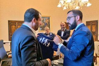 Matteo Salvini prêt à porter le sweat (interdit) de La Manif Pour Tous