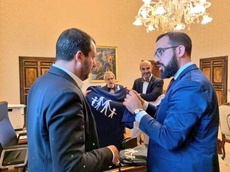 Matteo Salvini prêt à porter le sweat (interdit) de La Manif Pour Tous