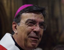 Selon certains médecins, la communion sur la langue est hygiéniquement la plus sûre pour la santé