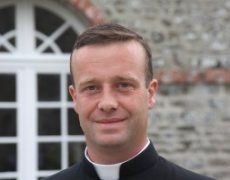 Depuis quelques décennies, un mouvement général de sécularisation du prêtre s’est emparé du clergé
