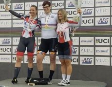 Un homme remporte une épreuve du Championnat du Monde de cyclisme féminin