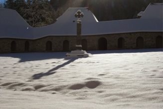 « La neige tombait sur le corps du Chartreux »…