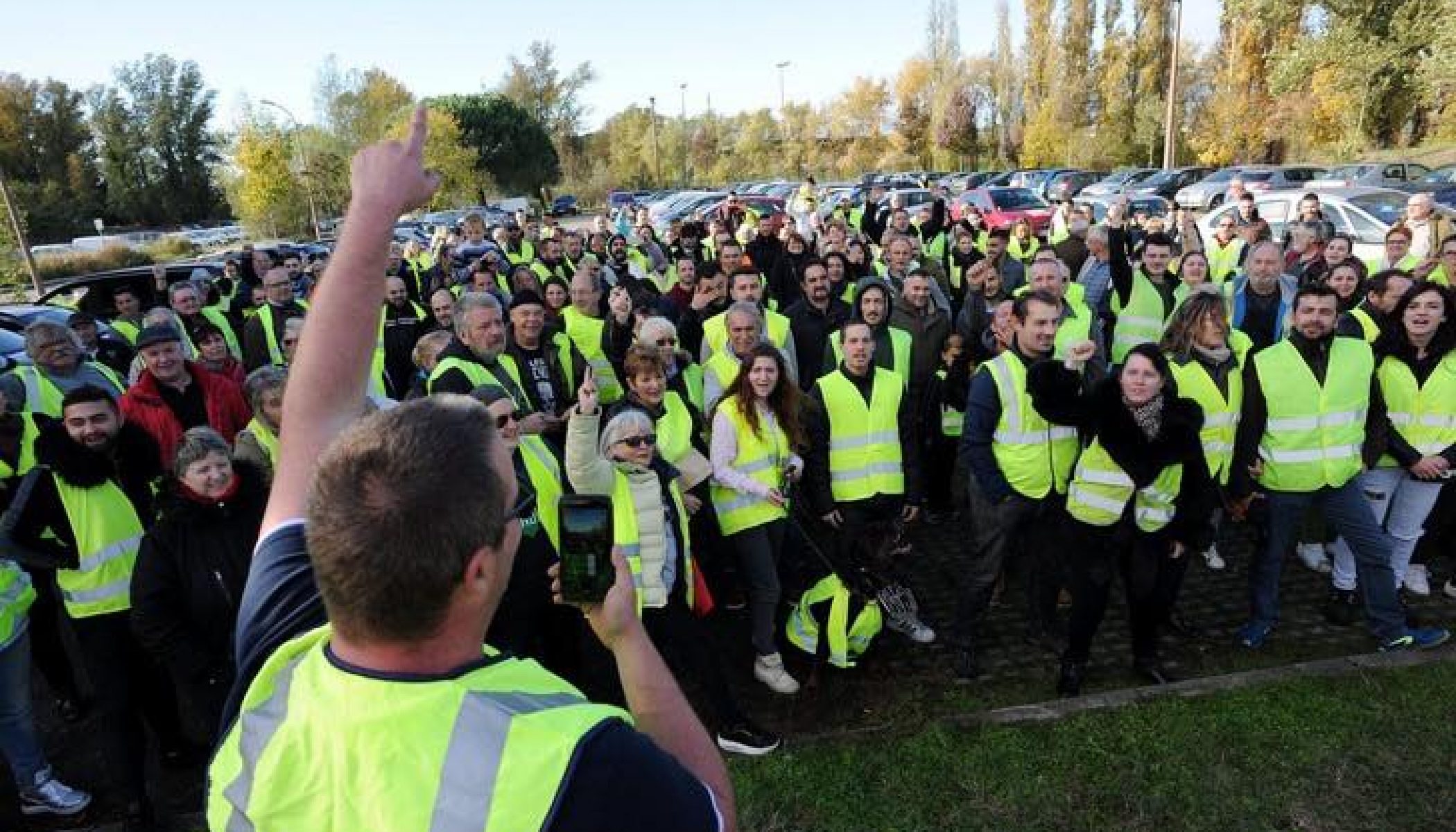 Gilets Jaunes Au Champ De Mars Nous Pourrons Comparer Avec