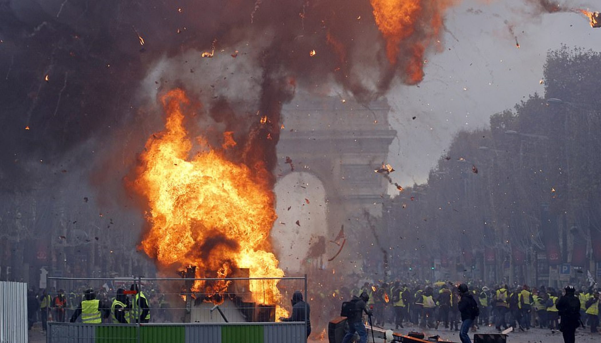 Gilets Jaunes Les Anglais Sont Fascinés Par La Vigueur Du