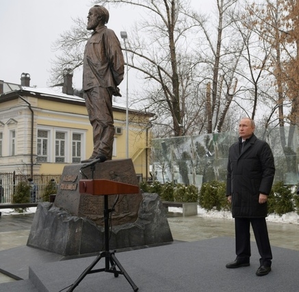 Vladimir Poutine a inauguré un monument en l’honneur de Soljenitsyne