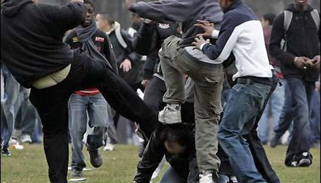 A tous ceux qui luttent contre Dieu en critiquant le Saint Père François - Page 4 8_28_022306_france_riots3-1050x600