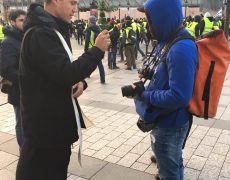 Des prêtres bénissent les gilets jaunes sur les Champs-Elysées