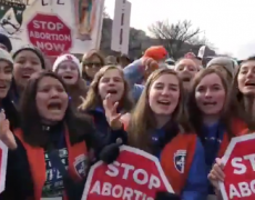 A la March for Life à  Washington, des pro-vie américains appellent les Français à  descendre dans la rue dimanche