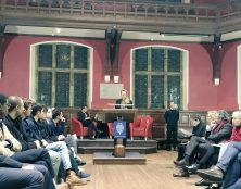 A Oxford, Marion Maréchal défend le populisme