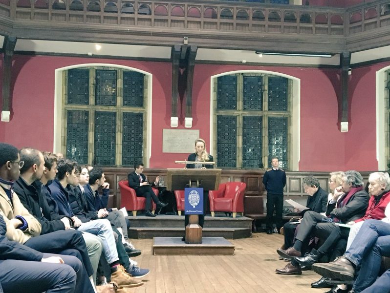 A Oxford, Marion Maréchal défend le populisme