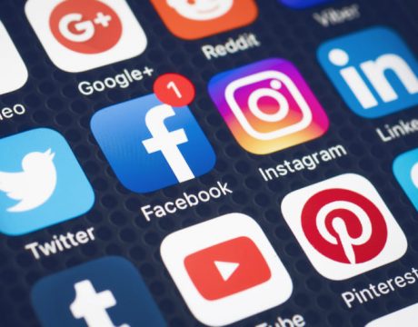 Le conseil constitutionnel censure l’interdiction des réseaux sociaux aux mineurs