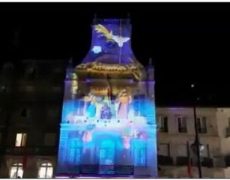 Béziers : magnifique projection d’une crèche animée sur la façade de la mairie