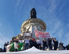 Les Algériens manifestent à Paris