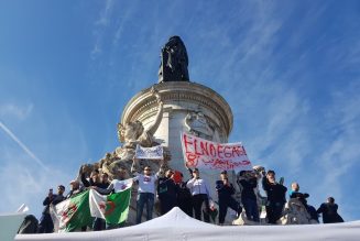 Les Algériens manifestent à Paris