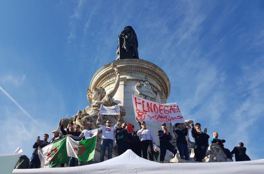 Les Algériens manifestent à Paris