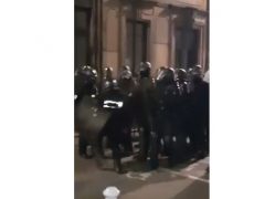 Voila qu’ils s’arrêtent entre eux maintenant… ça doit pas marcher bien fort!
