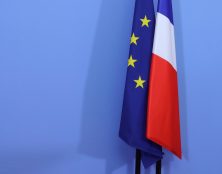 Le drapeau européen désormais obligatoire dans les classes “grâce” à un amendement LR