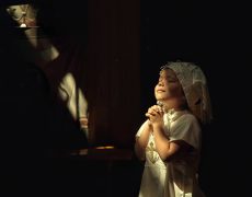 L’acharnement anti-chrétien a un complice: la mondanité dans l’Eglise. Sa servilité, sa pusillanimité devant la République, la perdra