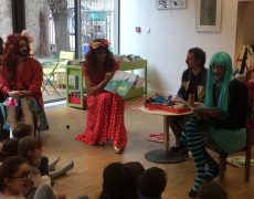 Atelier de lecture par des drag-queens