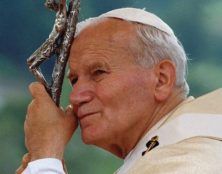 Saint Jean-Paul II : l’administration d’eau et de nourriture, même à travers des voies artificielles, représente toujours un moyen naturel de maintien de la vie