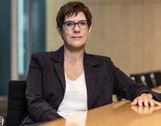La claque d’AKK à Macron