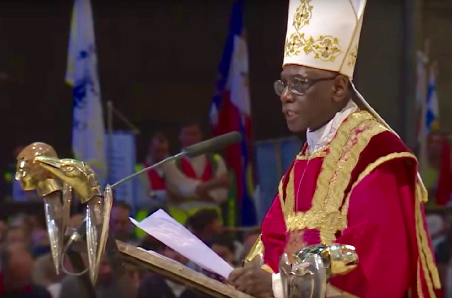 A Paris, le cardinal Sarah bénit les personnes qui souffrent dans leur vie personnelle ou familiale