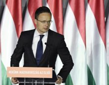Le ministre hongrois des Affaires étrangères dénonce un changement de population