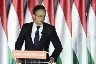 Le ministre hongrois des Affaires étrangères dénonce un changement de population