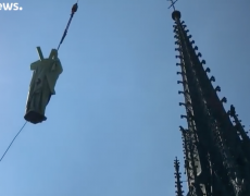 Les statues de la flèche de Notre-Dame survolent Paris