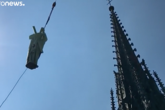 Les statues de la flèche de Notre-Dame survolent Paris