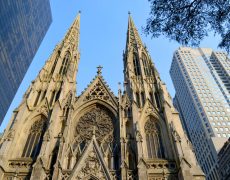 Un homme arrêté dans une cathédrale avec de l’essence et des briquets