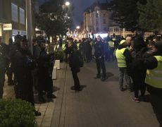 Des gilets jaunes devant la villa d’Emmanuel Macron