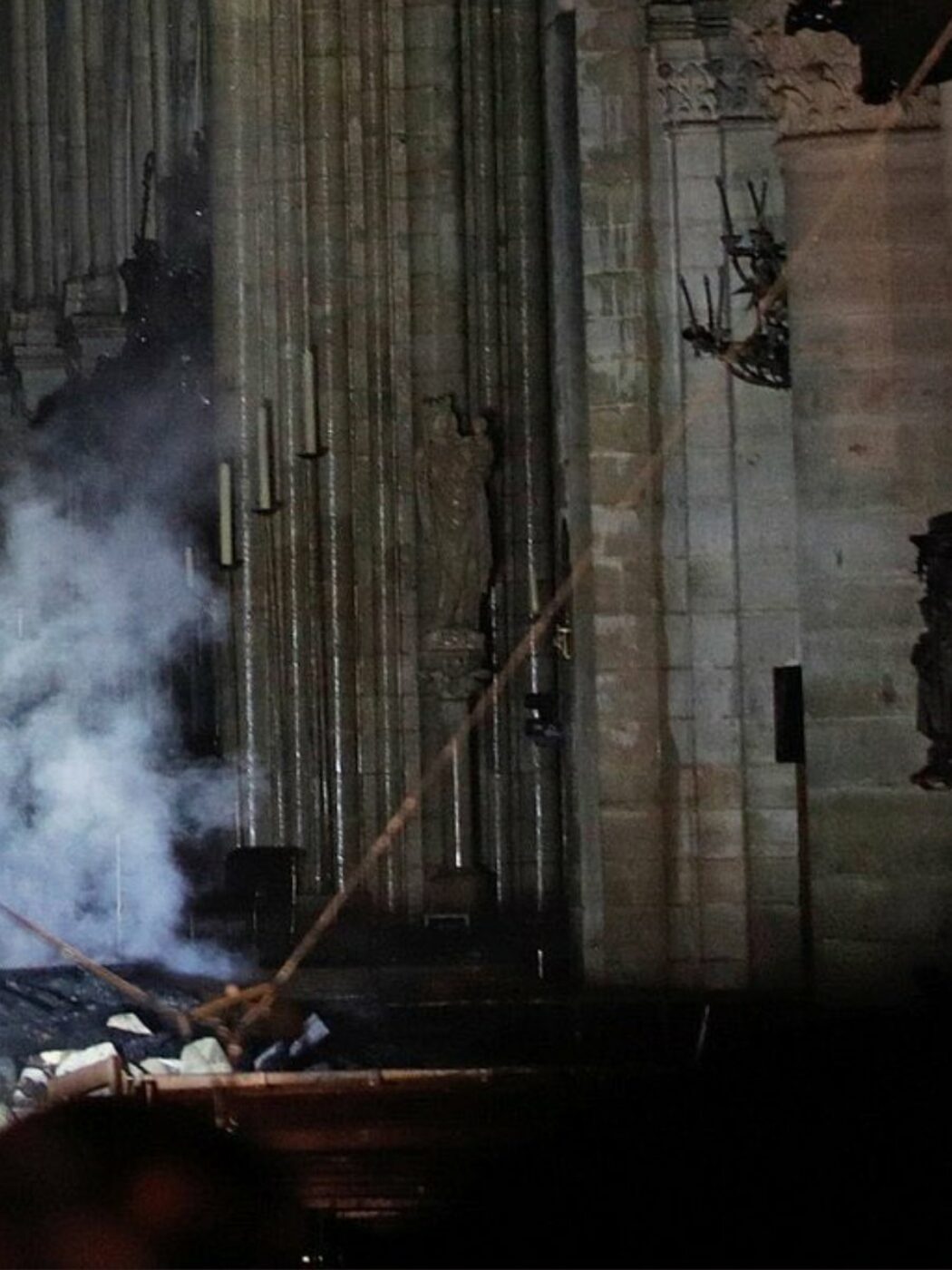 Malgré l’incendie, la statue de Notre-Dame est debout