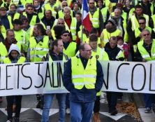 Gilets jaunes : Emmanuel Macron croit à la théorie du complot