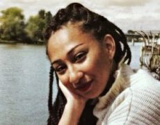 Manon Monmirel (LFI, suppléante d’Eric Coquerel) : « Que la France et tous les Français aillent n… leur mère »