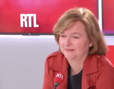 Loiseau joue du pipeau