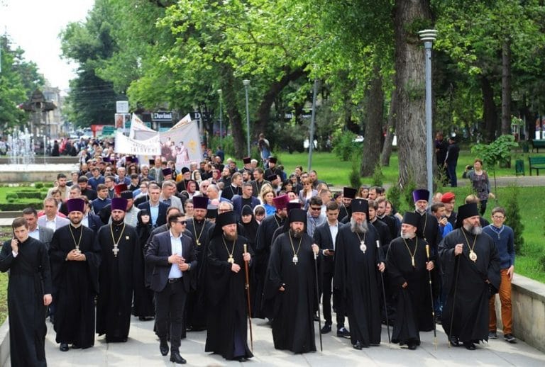 Marche pour la vie en Moldavie, avec le président et les évêques