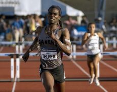 Un homme écrase les femmes aux Championnats universitaires féminins