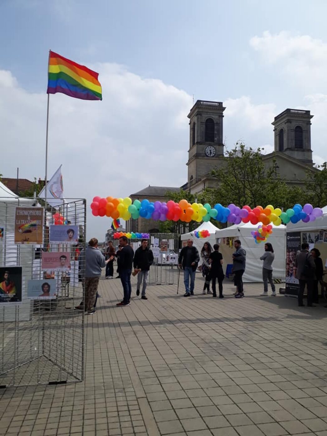 Le stand LGBT chahuté par les étudiants de l’ICES était… devant une église