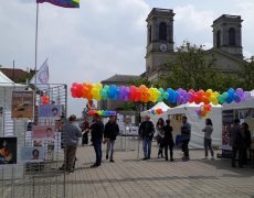 Le stand LGBT chahuté par les étudiants de l’ICES était… devant une église