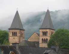 La procession dansante de saint Willibrord a eu lieu à Echternach au Luxembourg